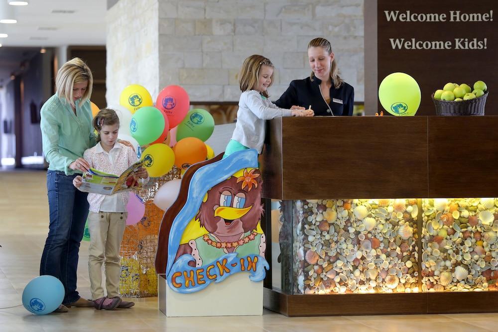פטרצ'אנה Falkensteiner Family Hotel Diadora מראה חיצוני תמונה Check-in at the Welcome Hotel
