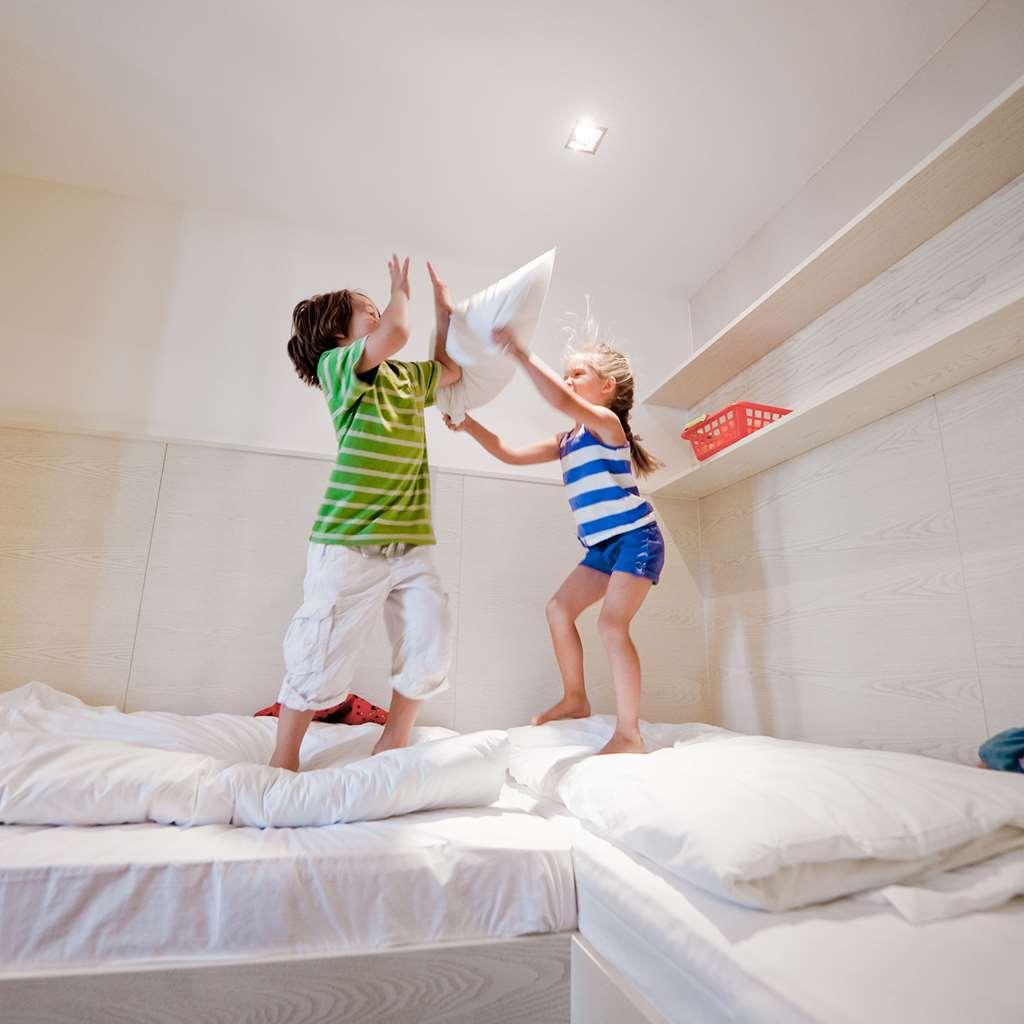 פטרצ'אנה Falkensteiner Family Hotel Diadora חדר תמונה A pillow fight