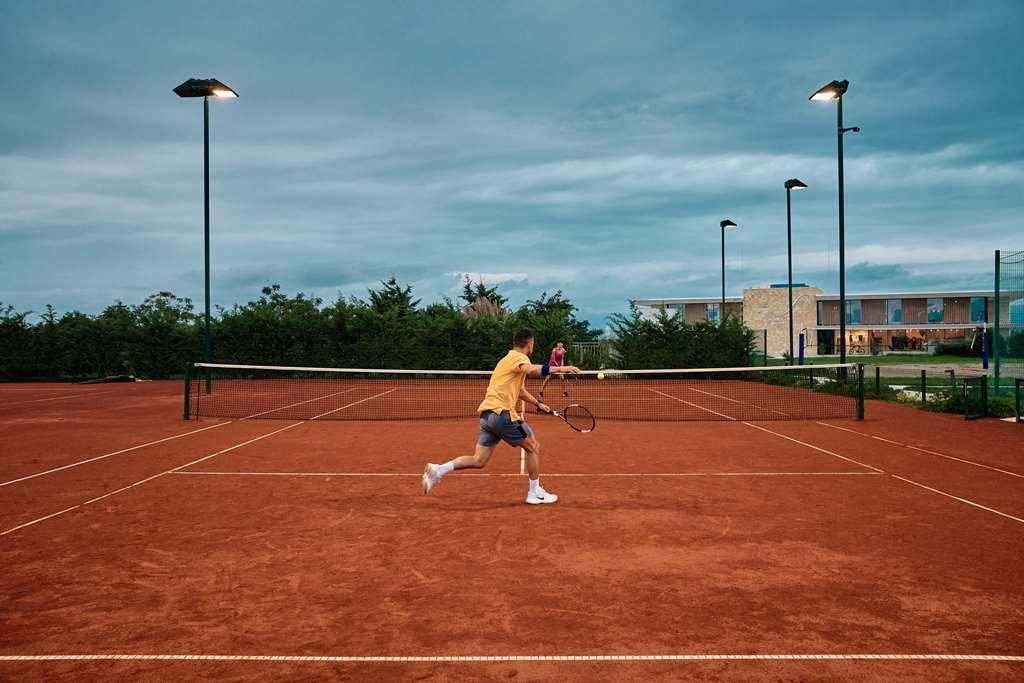 פטרצ'אנה Falkensteiner Family Hotel Diadora מתקנים תמונה Tennis player on a clay court